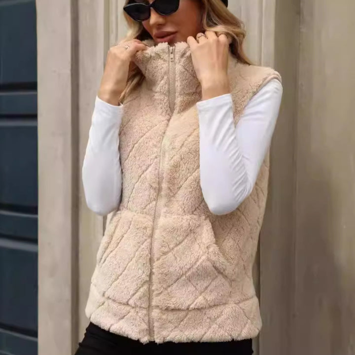 Fleece jacket for women with a modern quilted pattern and practical pockets Lune London