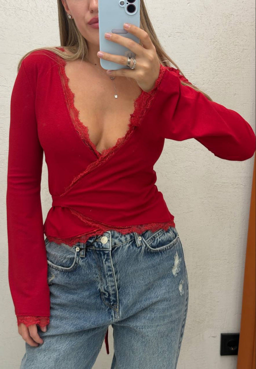 Haut à encolure cache-cœur pour dames avec un élégant bord en dentelle Chic & Stil