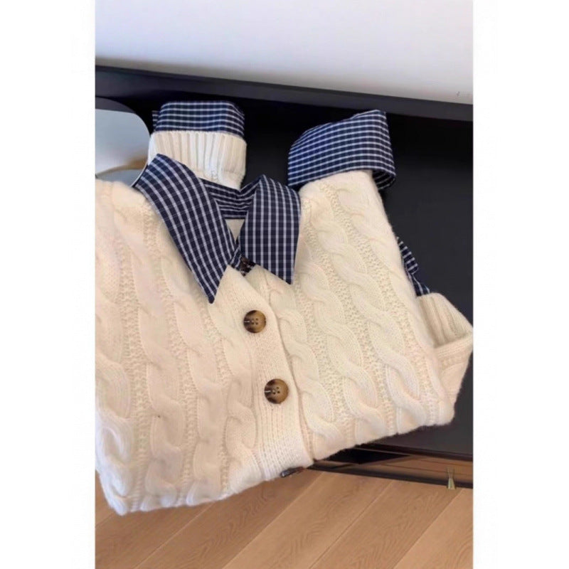 Cardigan pour femmes avec col en tissu à carreaux et détails de boutons Chic & Stil