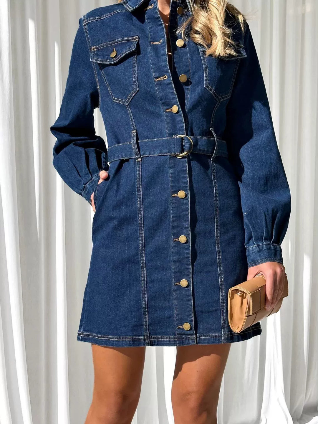 Robe chemise en denim pour femmes en coupe évasée avec détails de boutons et jupe évasée Chic & Stil