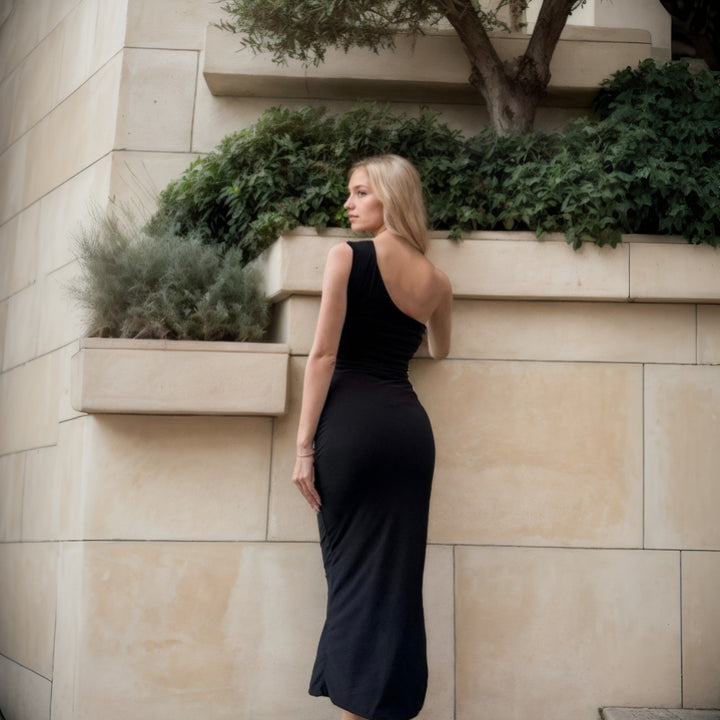 Robe enveloppante ajustée pour femmes avec encolure asymétrique et finition élégante en volants Chic & Stil