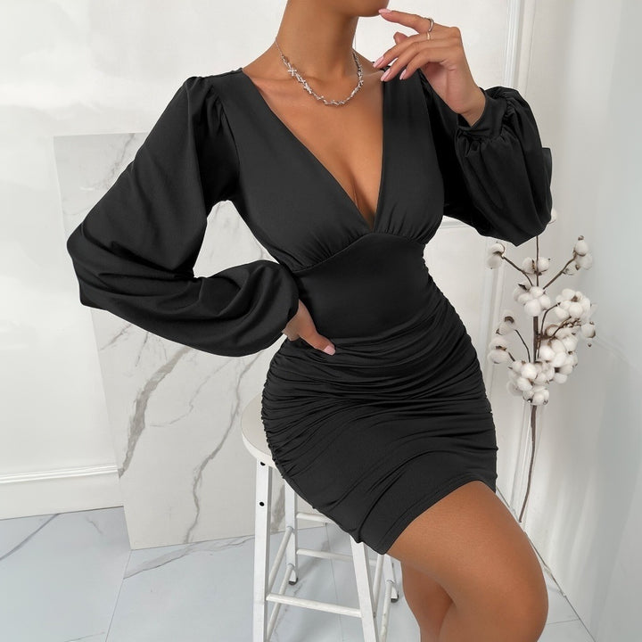 Robe mini pour femmes avec décolleté en V profond et manches volumineuses Chic & Stil