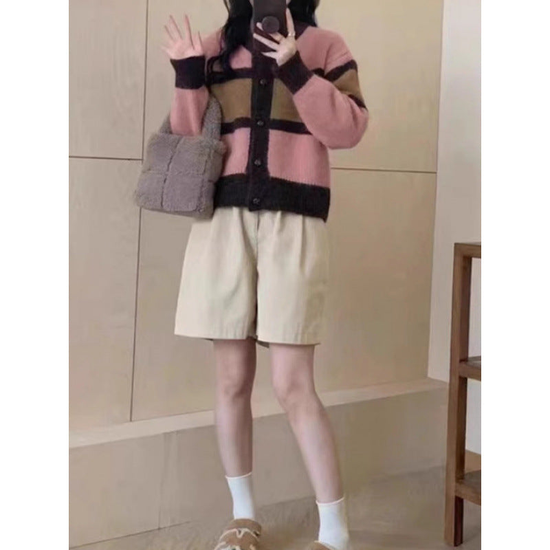 Pull à carreaux confortable pour femmes avec boutons et matériau doux Chic & Stil