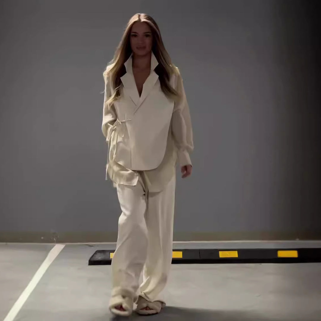 Ladies Elegant and modern outfit consisting of a fitted blazer and wide pants Lune London