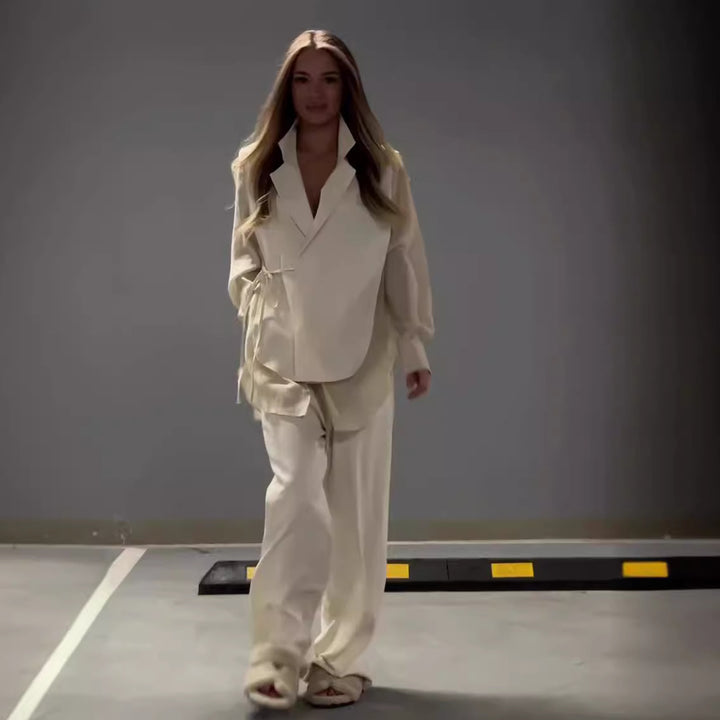 Ladies Elegant and modern outfit consisting of a fitted blazer and wide pants Lune London