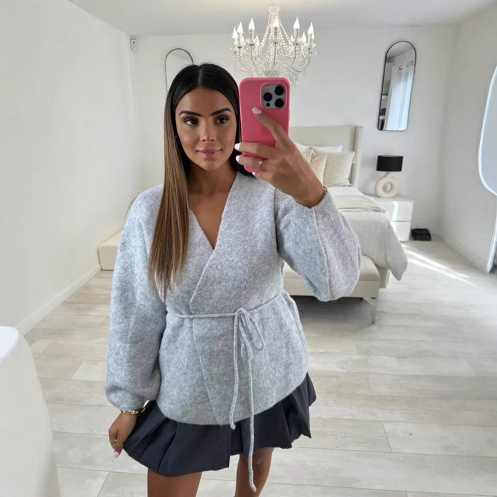 Chic and Stylish Women's Tie Sweater with Fit and Stylish Details