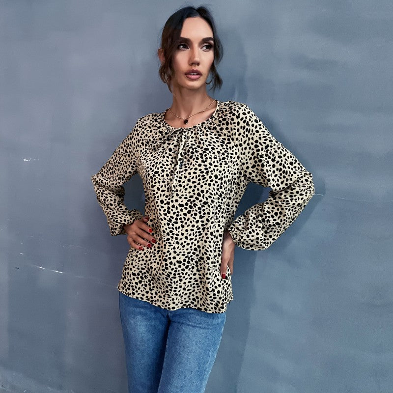 Top femme avec des détails volantés et imprimé animal Chic & Stil