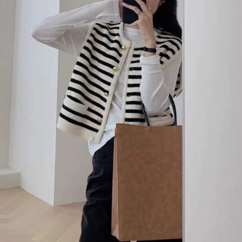 Gilet maille pour femmes avec détails de boutons élégants et rayures classiques Chic & Stil