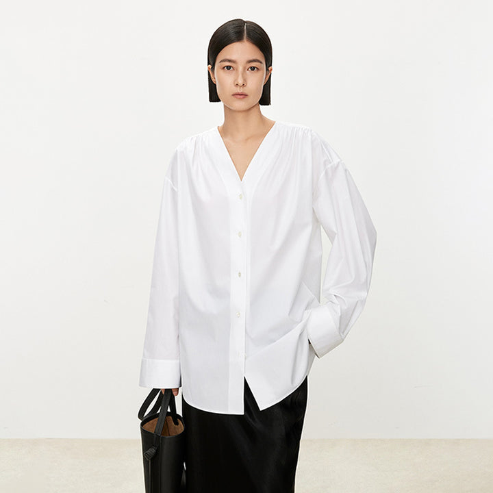 Chemise surdimensionnée à la mode pour femmes avec un col en V raffiné Chic & Stil