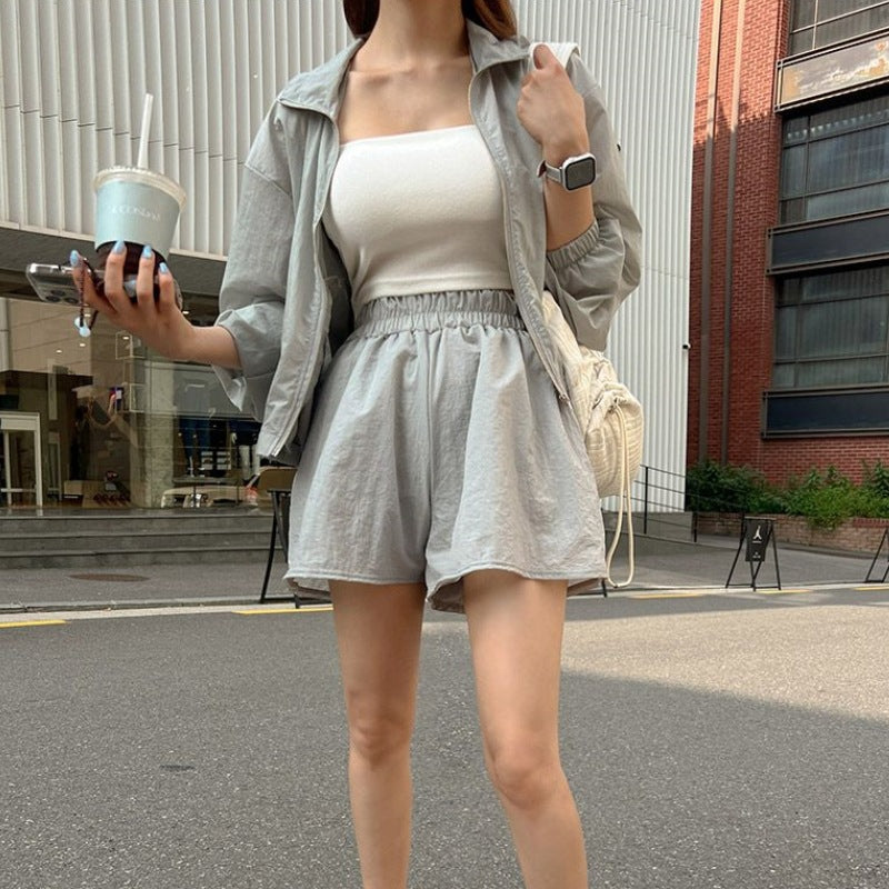 Women's sporty combo set with hoodie and shorts Chic & Stil
