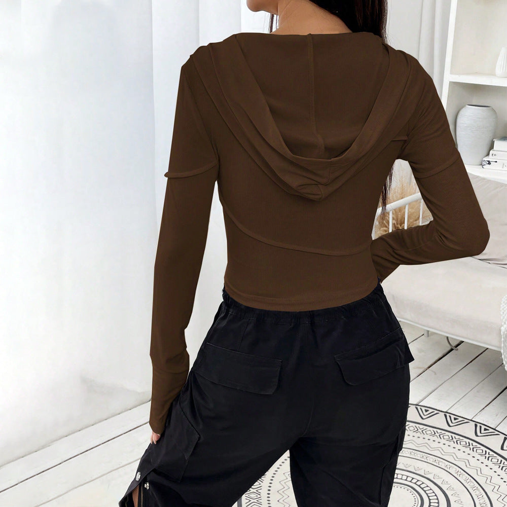 Chic & Stil Women's short top with an elegant hoodie design and long sleeves