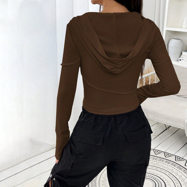 Chic & Stil Women's short top with an elegant hoodie design and long sleeves
