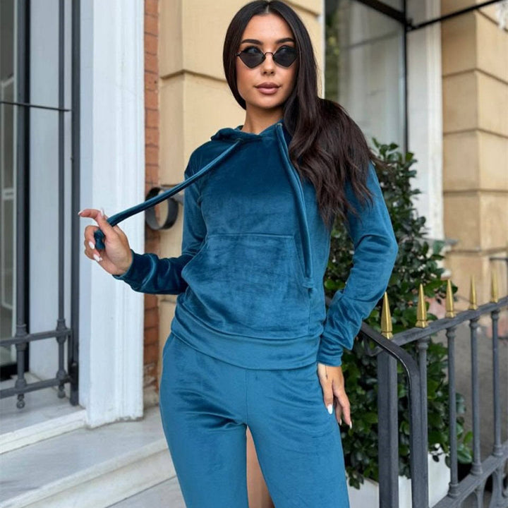 Thermal tracksuit set for women in luxurious velvet with high collar and practical pockets Lune London