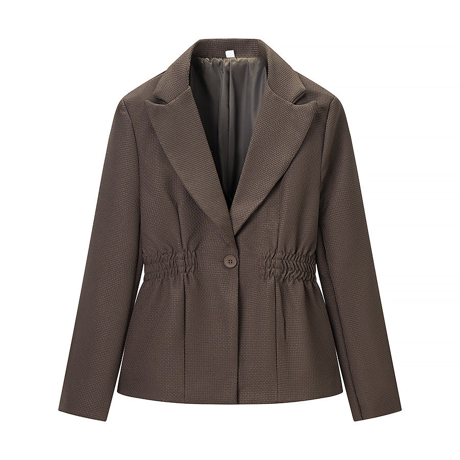 Veste blazer pour femmes avec un look sur mesure et des détails de volants raffinés Chic & Stil