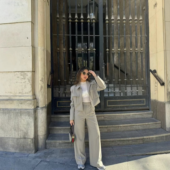 Wide and elegant pleated trousers for women with side pockets Lune London