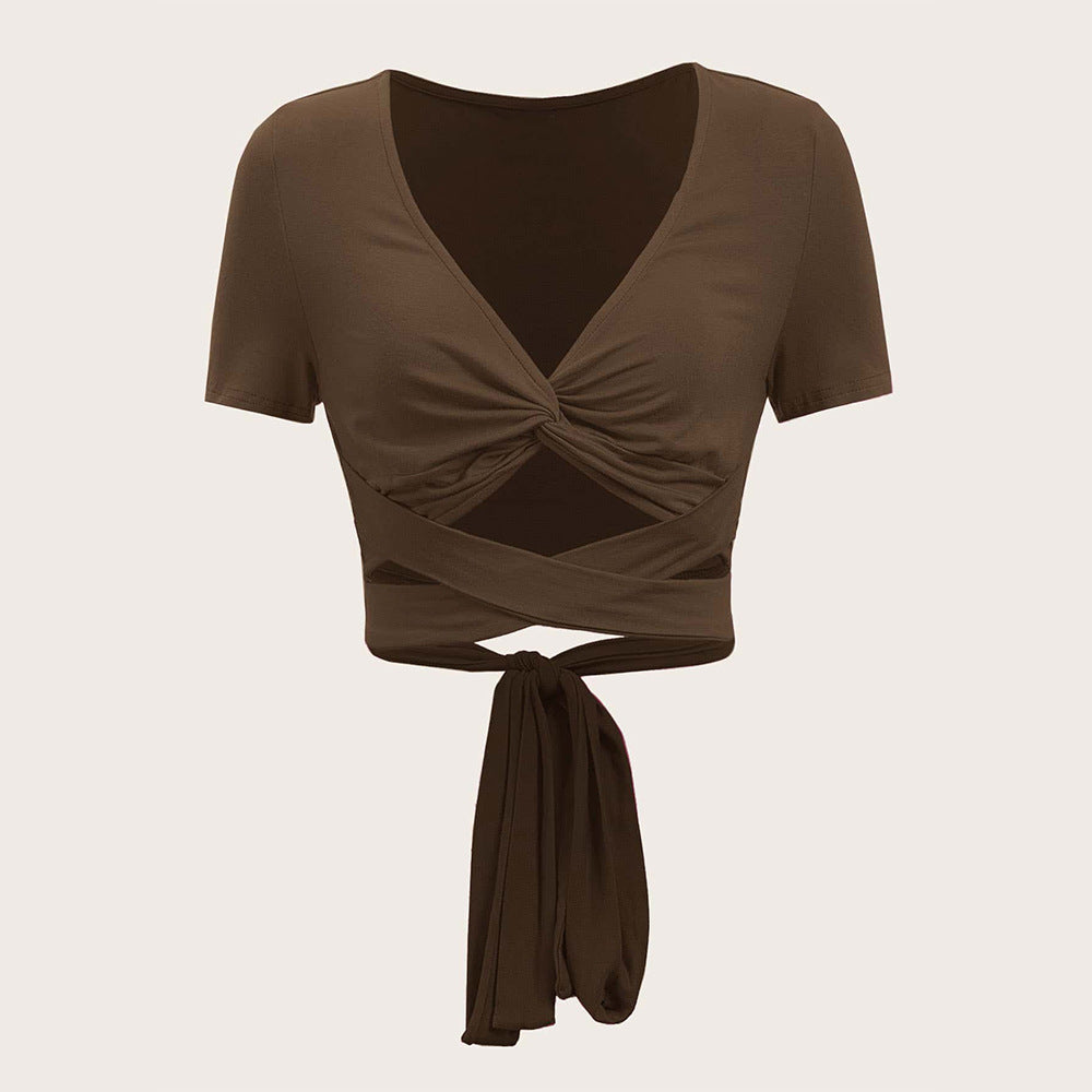 Top enveloppant flatteur pour la silhouette des femmes avec bande à nouer et design à manches courtes Chic & Stil