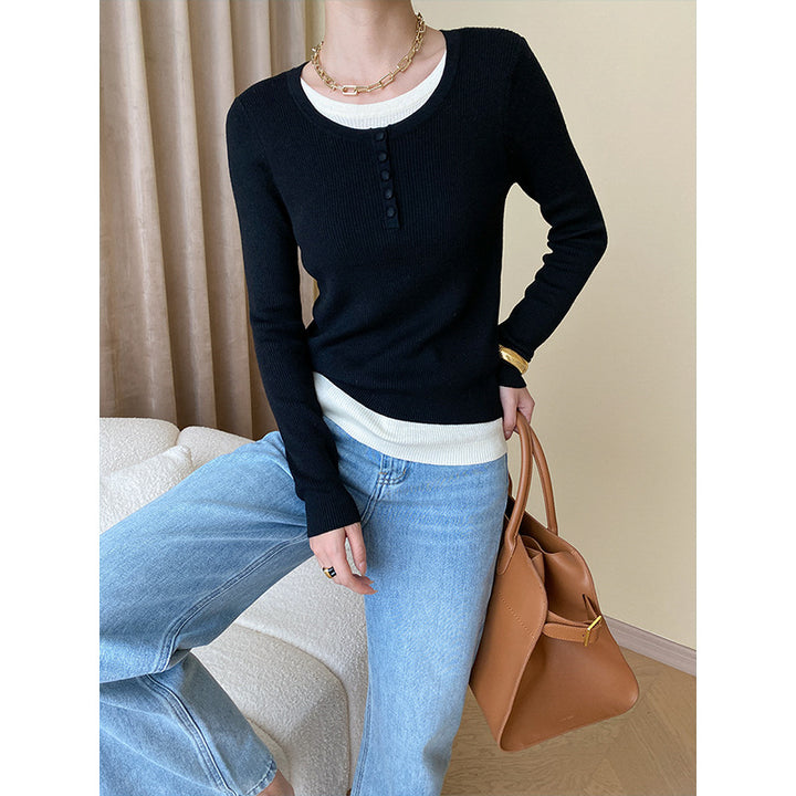 Women's long-sleeve shirt with button details and fashionable V-neck Chic & Stil