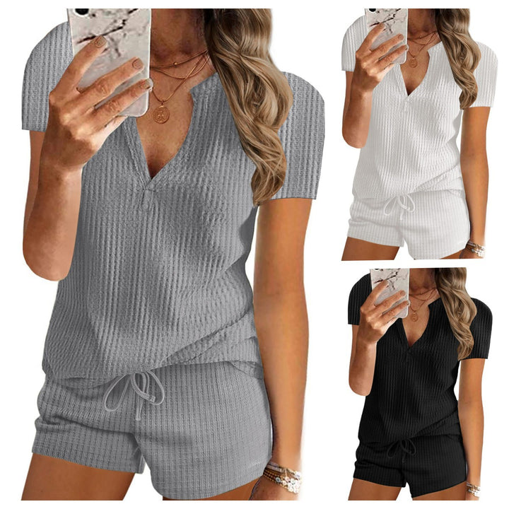 Comfortable lounge set for women with V-neck and elastic waistband Lune London