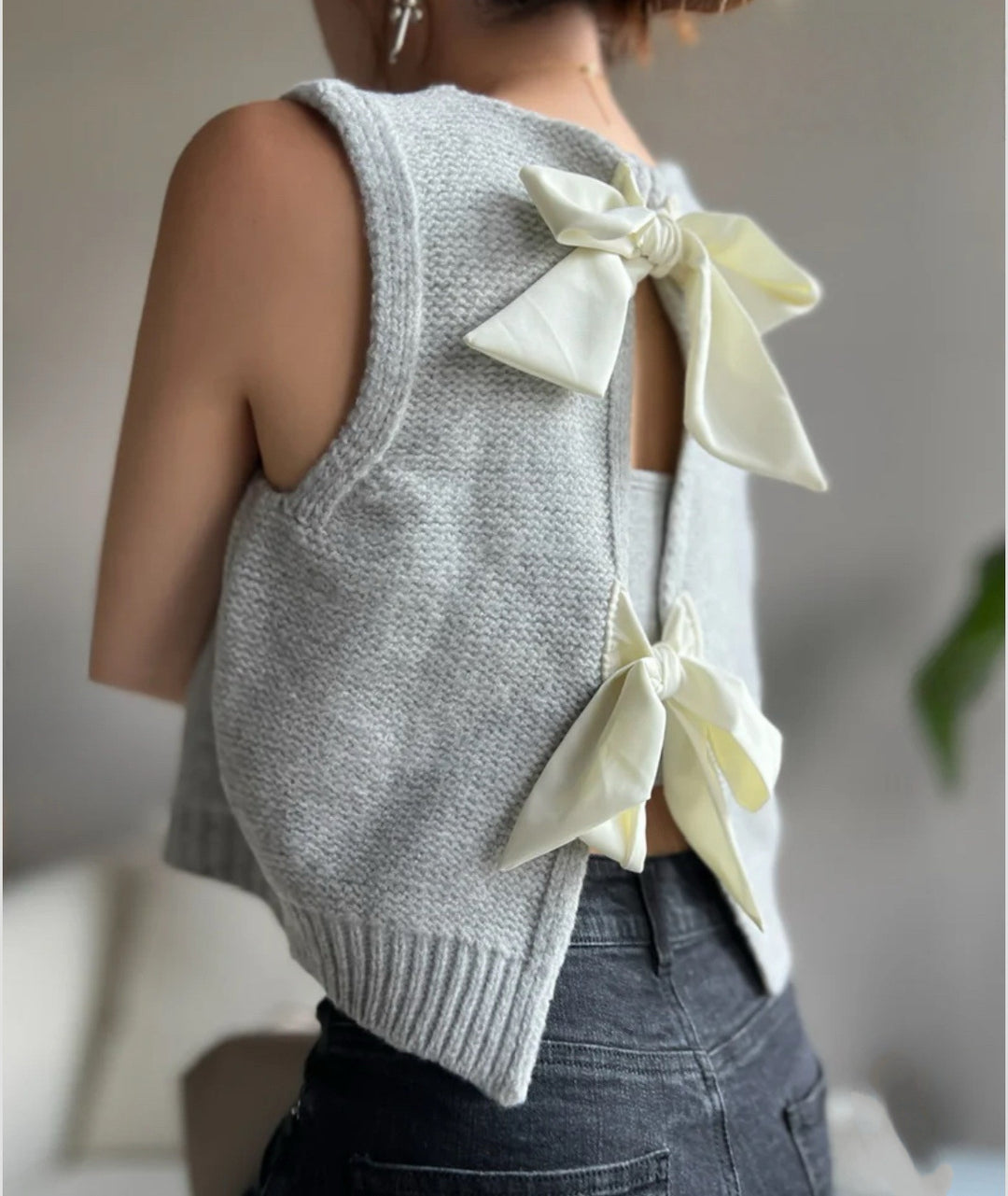 Sleeveless knit vest for women with decorative bows at the back Lune London