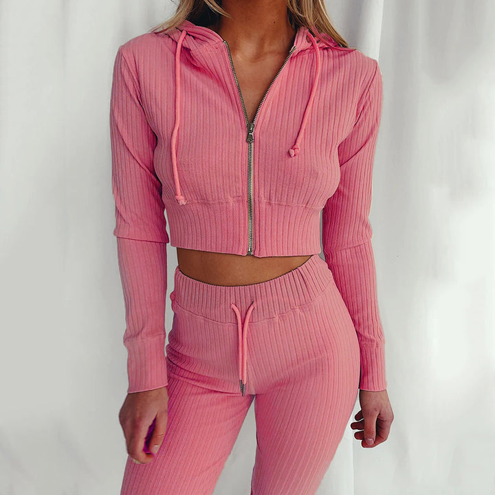 Ensemble de hoodie court sportif pour femmes avec un design en fines côtes et un grand confort de port Chic & Stil