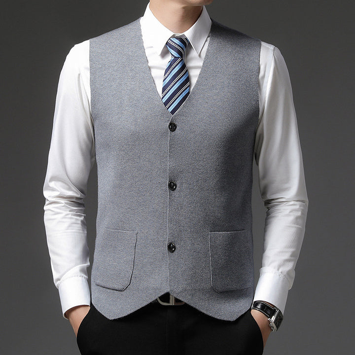 Elegant knitted vest for men with a modern cut and practical pockets Chic and Style