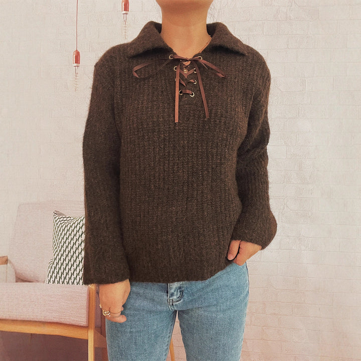 Pull décontracté pour femmes avec un laçage féminin et un tricot doux Chic & Stil