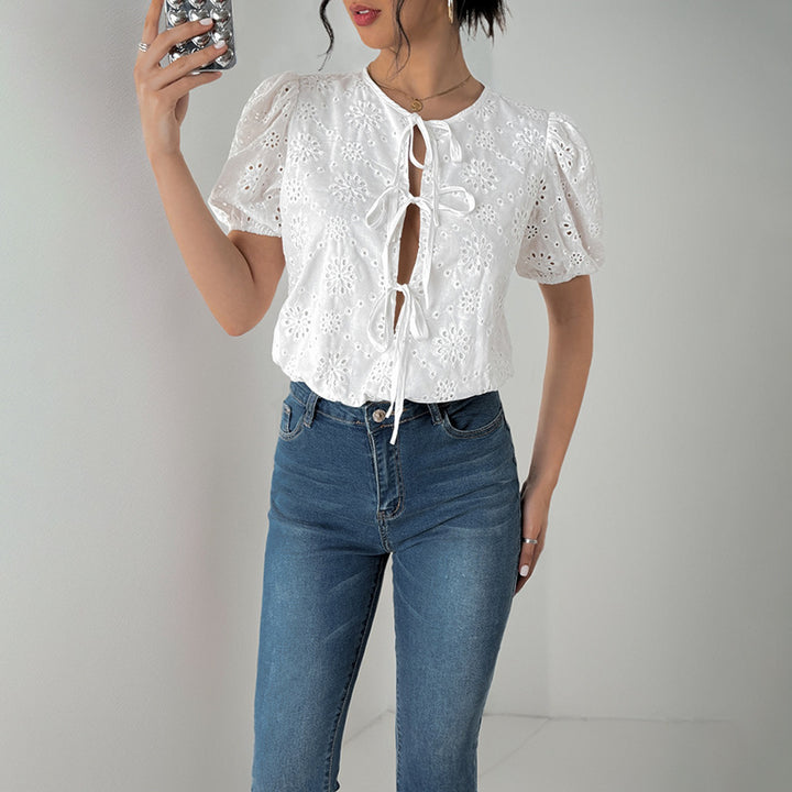 Blouse à manches bouffantes pour femmes avec des motifs floraux décoratifs et cordon de serrage Chic & Stil