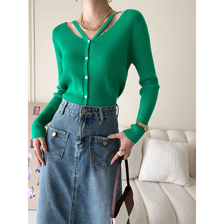 Women's knit top with deep V-neckline and decorative straps Chic & Stil