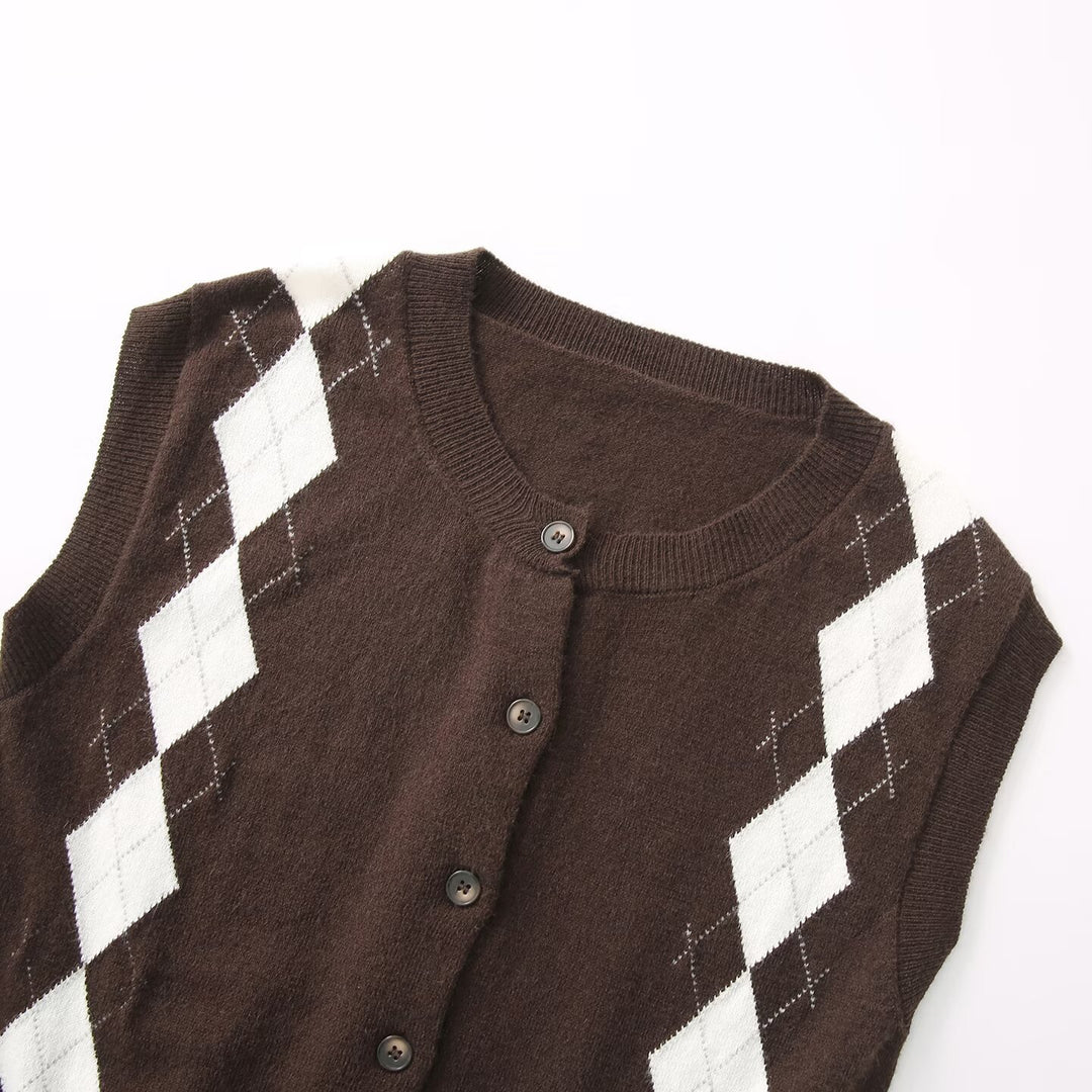 Knitted jacket for women with a modern diamond pattern and button closure Lune London
