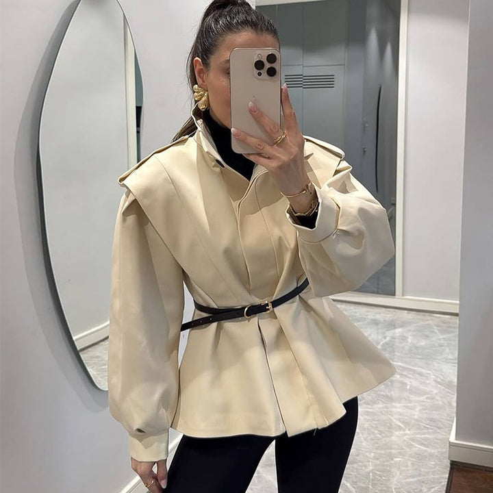 Lune London fashionable women's blazer jacket with short sleeves and a fitted cut