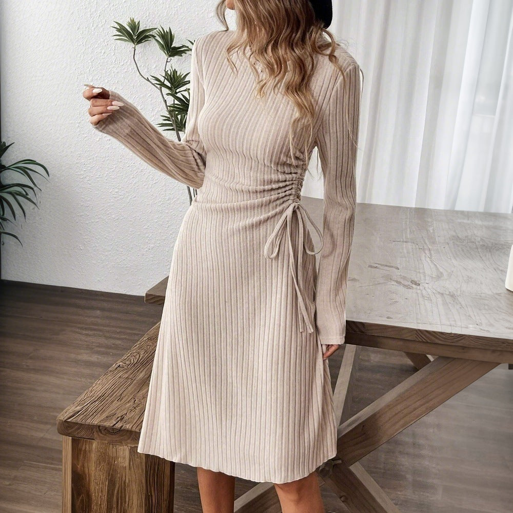 Robe midi pour femmes avec effet de drapé sophistiqué et ceinture à nouer sur le côté Chic & Stil