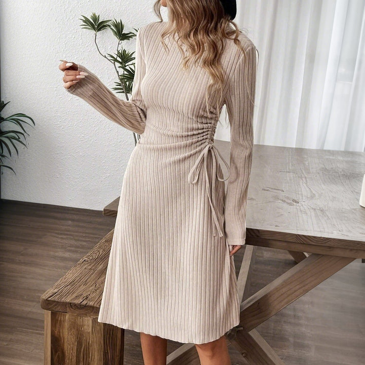 Robe midi pour femmes avec effet de drapé sophistiqué et ceinture à nouer sur le côté Chic & Stil