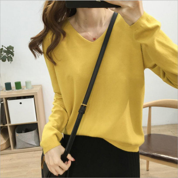 Pull féminin à col en V avec une coupe décontractée et des matériaux doux Chic & Stil
