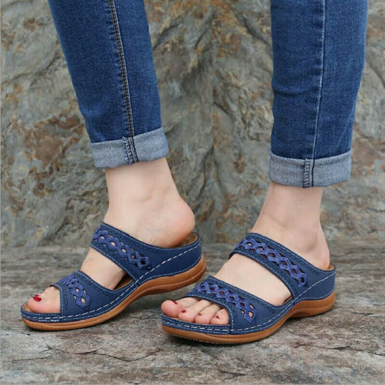 Comfortable sandals for women with perforated straps and anatomical sole Lune London