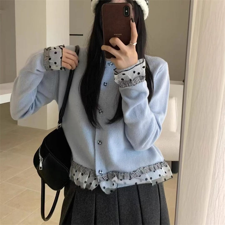 Cardigan pour femmes avec volants décoratifs et détails de boutons Chic & Stil