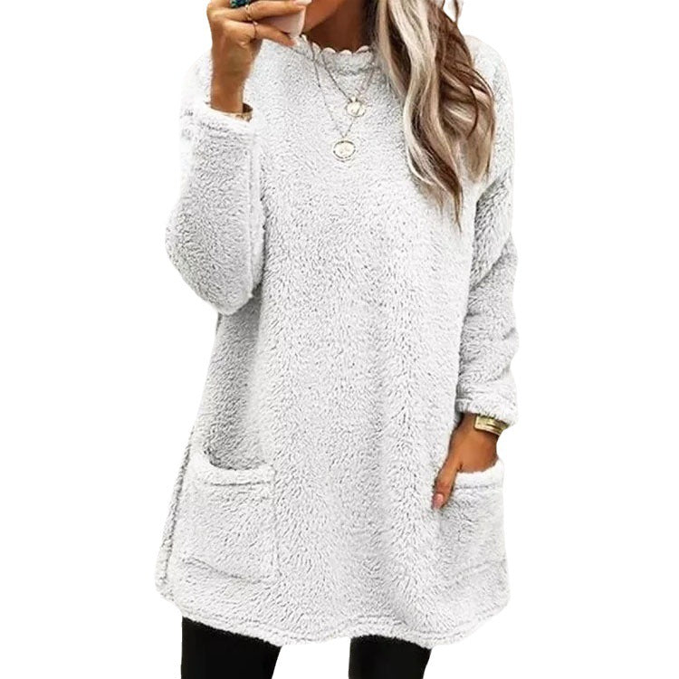 Cozy fleece sweater for women with a trendy round neckline and practical pockets Lune London
