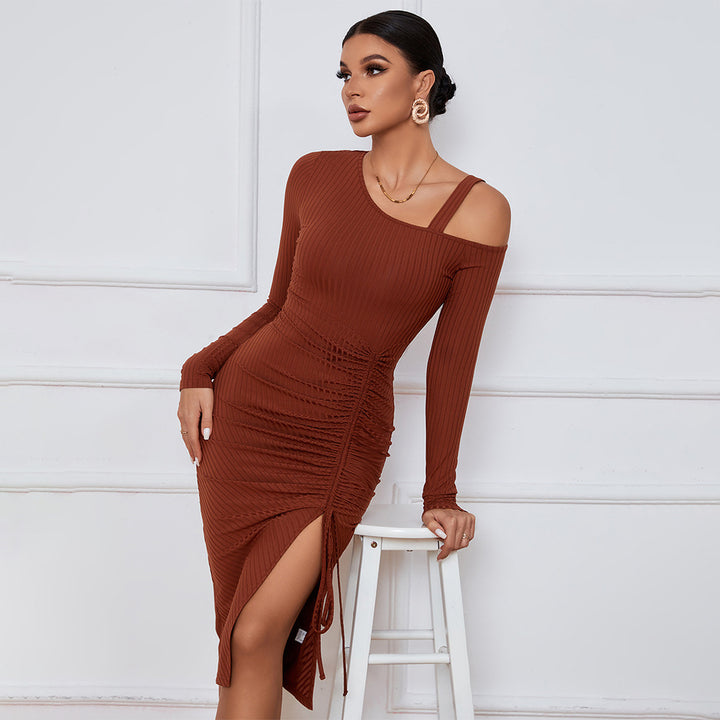 Robe côtelée ajustée pour femme avec décolleté asymétrique et fronces sophistiquées Chic & Stil