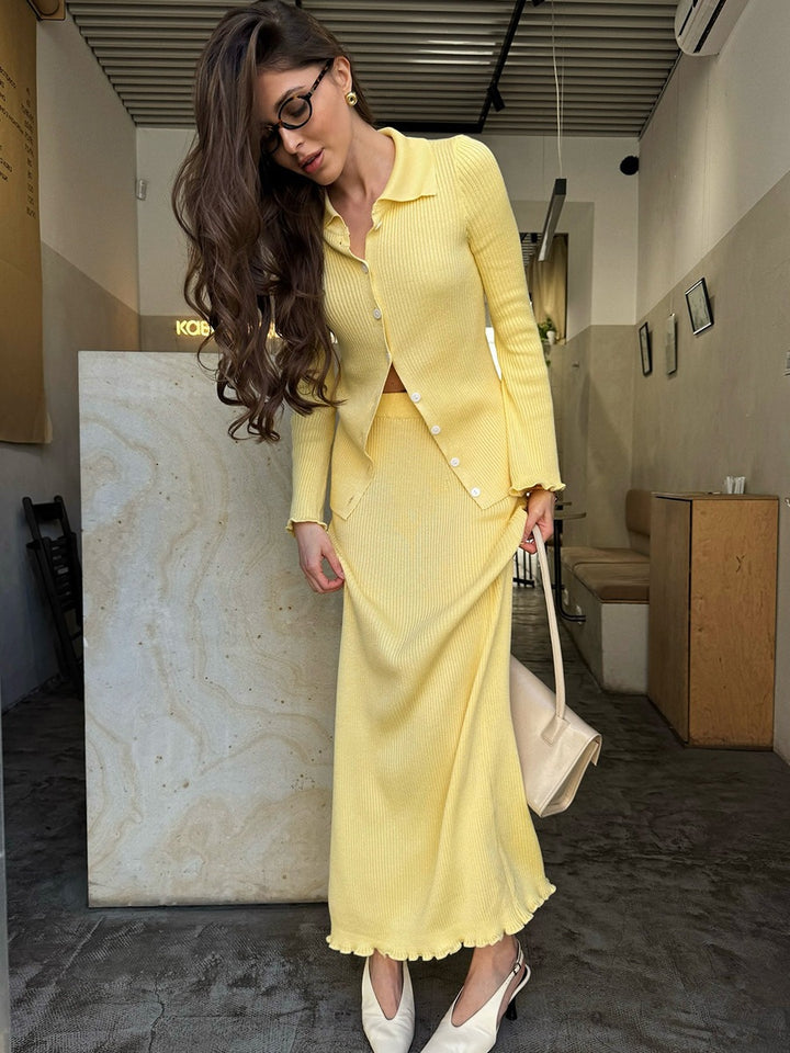 Ensemble en tricot élégant pour femmes avec patte de boutonnage et jupe à la mode Chic & Stil