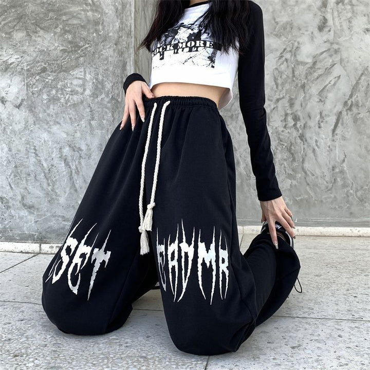 Women's baggy pants with unique graffiti design Chic & Stil