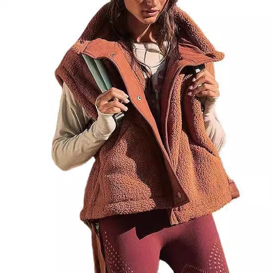 Women’s fleece cardigan with practical pockets and innovative design Lune London