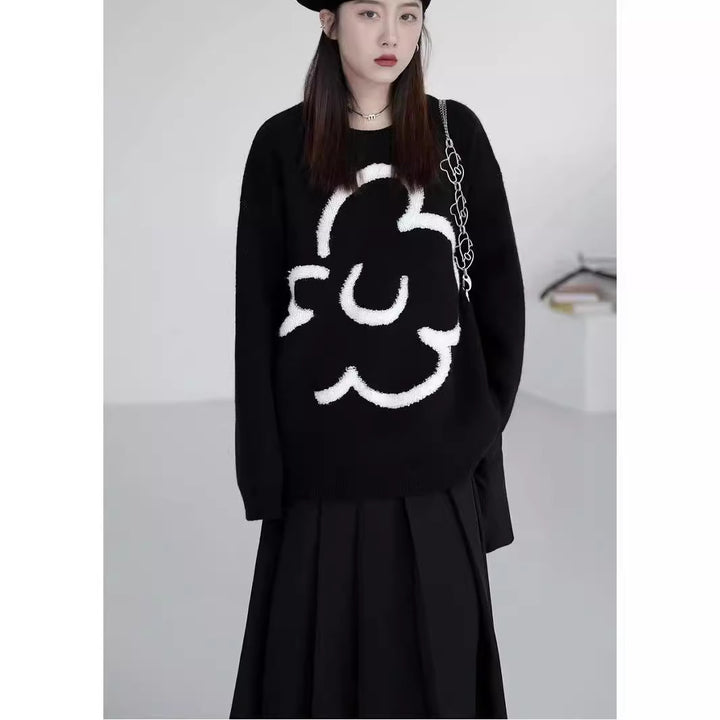 Casual knitted sweater for women with floral pattern Lune London