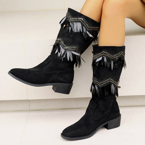 Fashionable women's boots with fringes and chic glitter details
