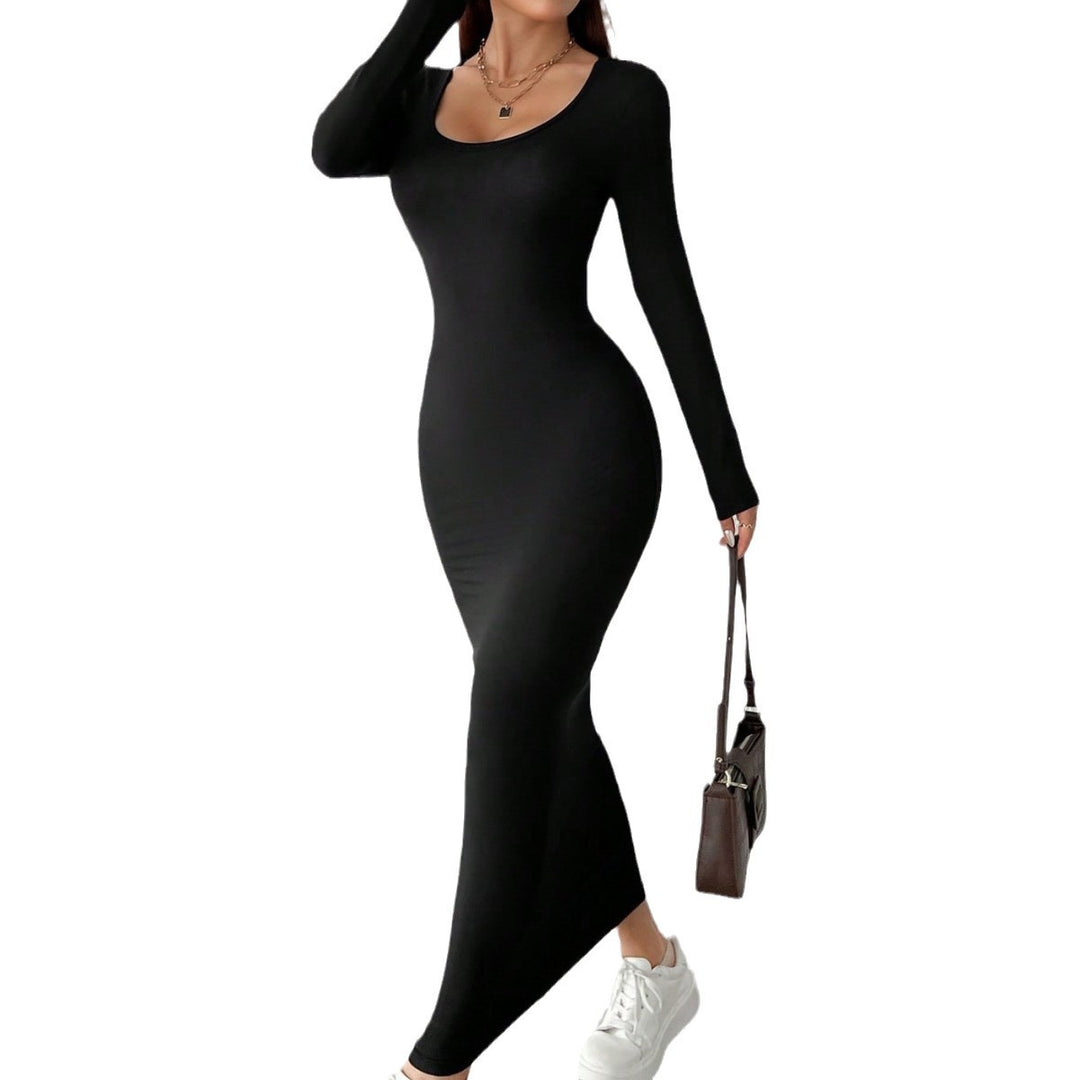 Robe maxi ajustée pour femmes avec des manches longues et un élégant col rond Chic & Stil