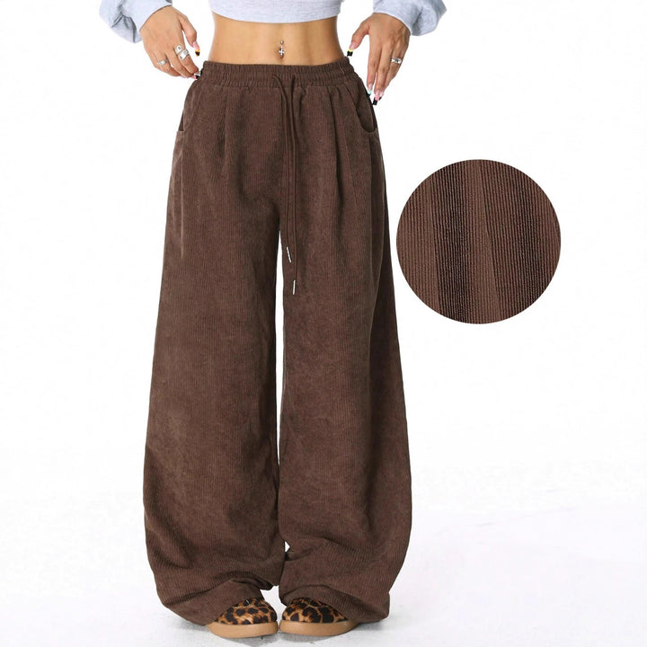 Loose leisure pants for women in ribbed material with elastic waistband and practical pockets Lune London