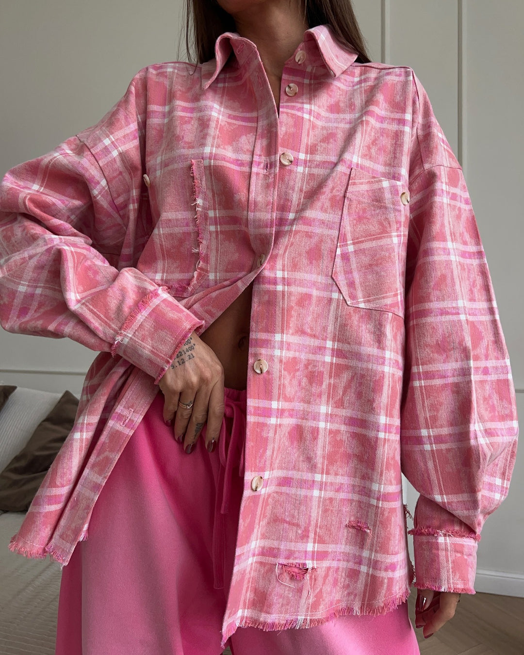 Oversized shirt for women with a casual checkered design and fringes Lune London
