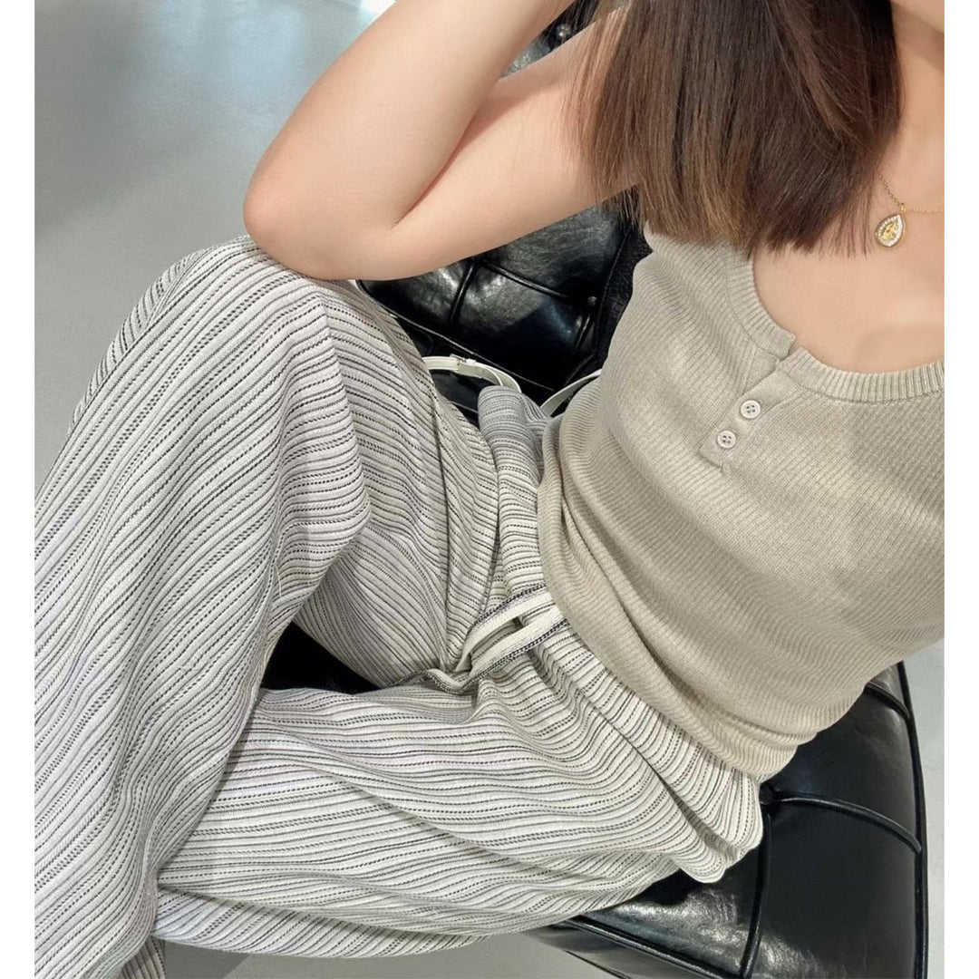 Casual pleated trousers for women with side pockets and elastic waistband Lune London
