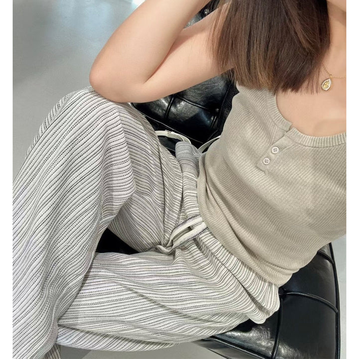 Casual pleated trousers for women with side pockets and elastic waistband Lune London