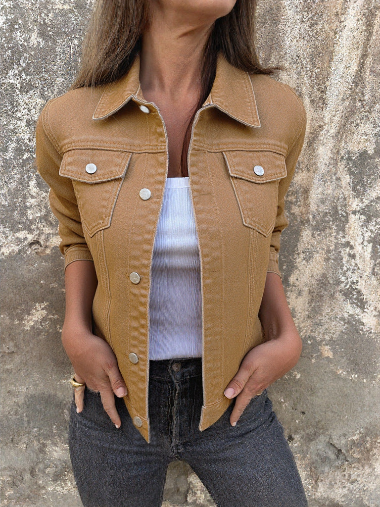 Veste en denim pour femmes au style moderne avec des poches poitrine pratiques Chic & Stil