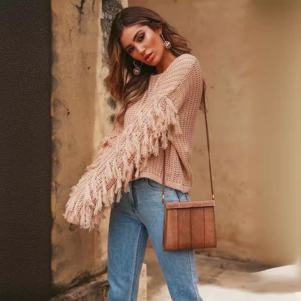 Thick knitted sweater for women with fringed sleeves and a comfortable fit Lune Londonl