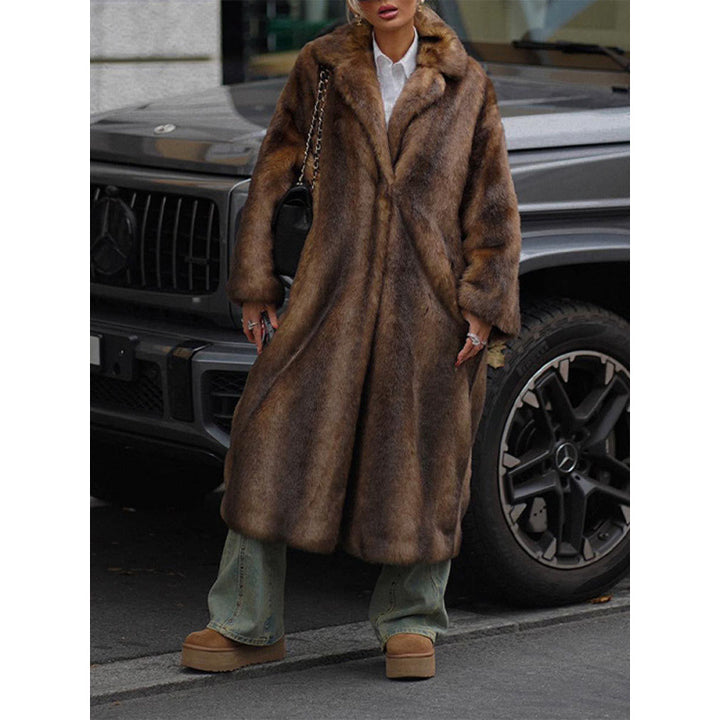 Women Luxurious Faux Fur Coat with Large Lapels and Soft Lining Lune London